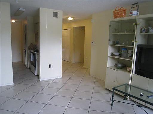 4th image of 2319 N Congress #18