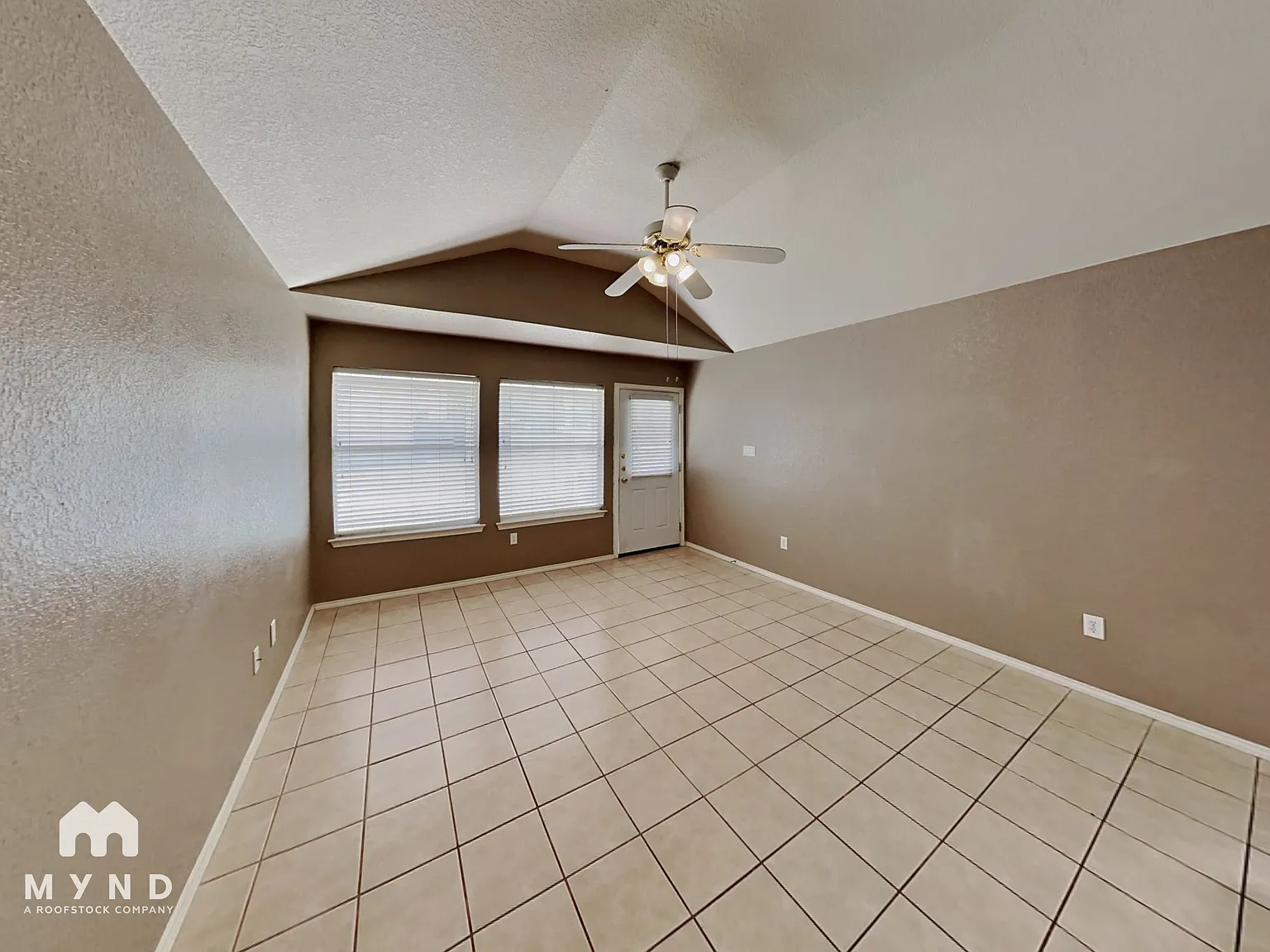 3 bed, 2.5 bath, 1407 sqft, $1,665 — Photo 2