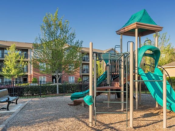 4th image of 905 Matthews Commons Dr #322