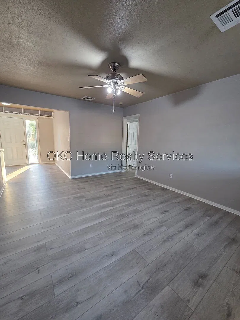 3 bed, 1.0 bath, 948 sqft, $1,200 — Photo 3