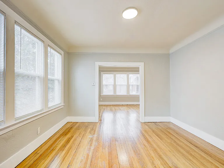 338 E Webster Ave — Photo 27