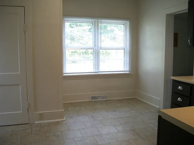 1120 S Pasfield St — Photo 10