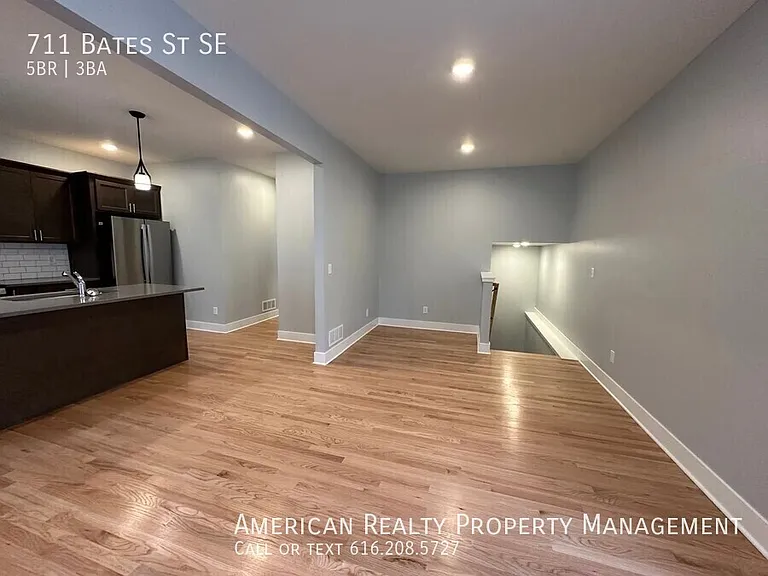 711 Bates St SE — Photo 5