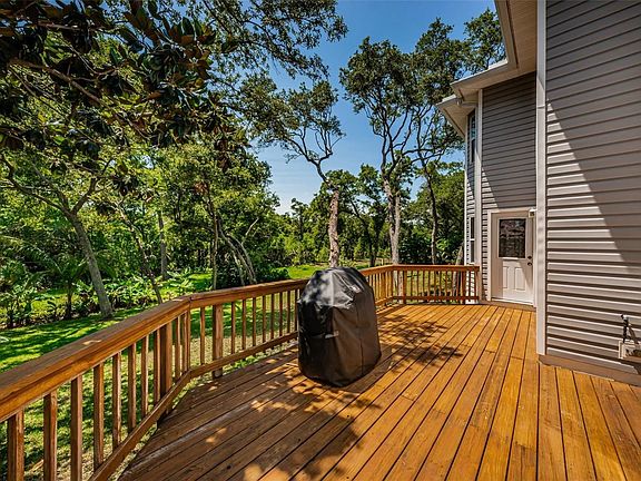 3rd image of 889 Harbor Hill Dr