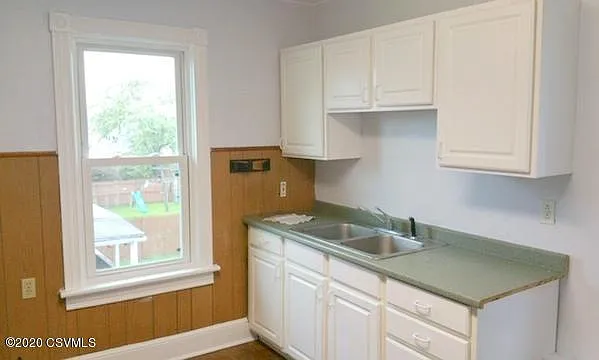 3 bed, 2380 sqft, $850 — Photo 3