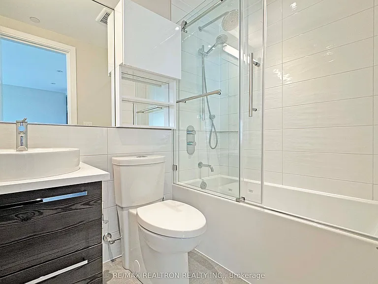 11 Walmer Rd #409 — Photo 7