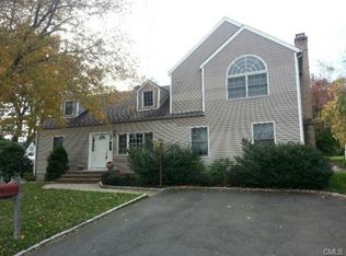 141 Park View Ln, Stratford, CT 06614