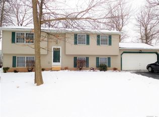 27 Tearose Meadow Ln, Brockport, NY 14420
