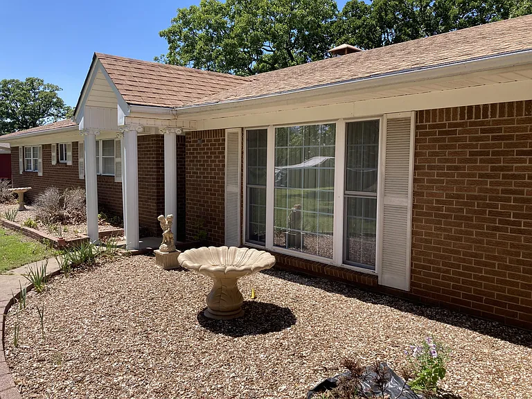 927 Skyline Dr — Photo 2