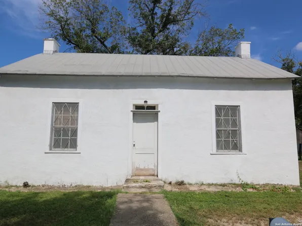 905 Lisbon, Castroville, TX 78009