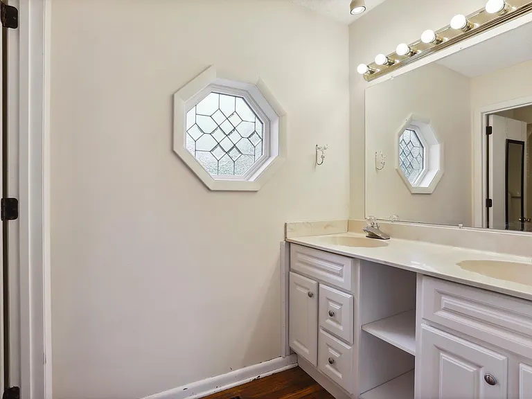 8218 Falmouth Ct — Photo 13