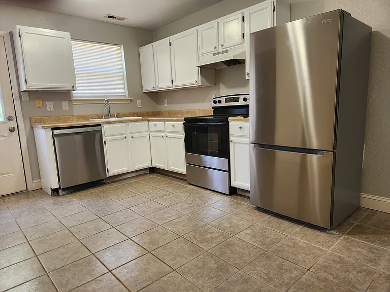 7135 Hurst Ln — Photo 2