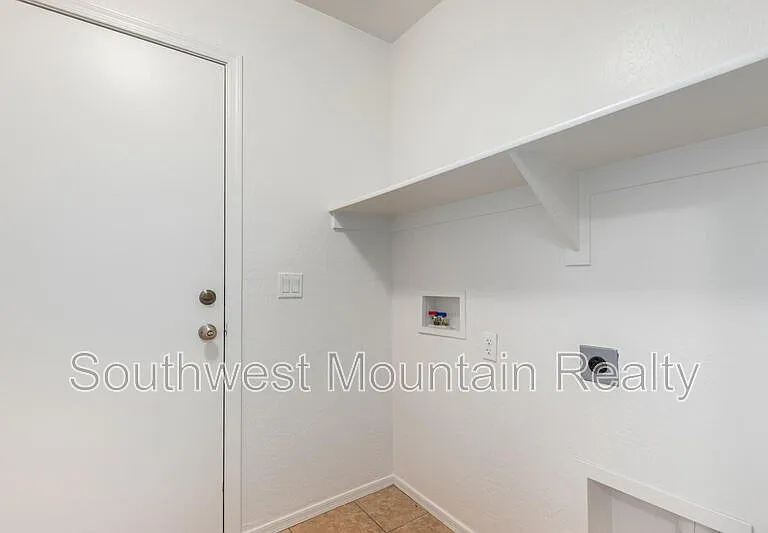 1140 W Oak Tree Ln — Photo 32