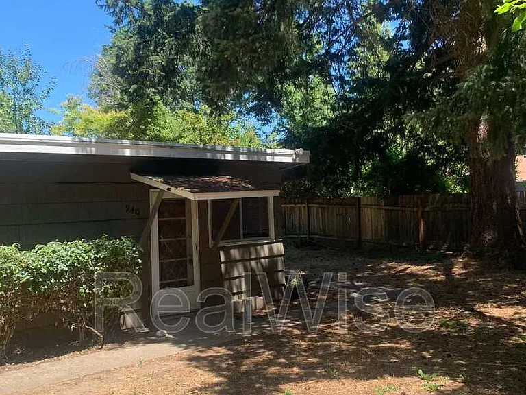 940 SE North St — Photo 2