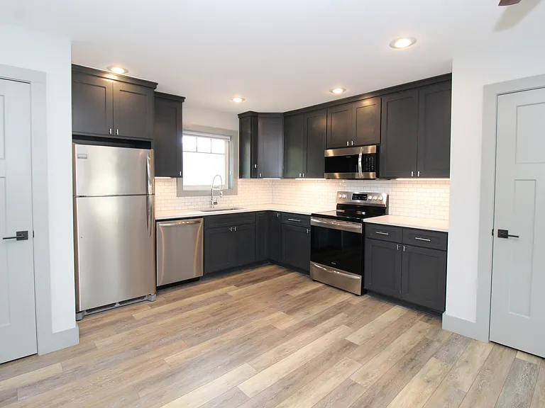 400 SW E St — Photo 1