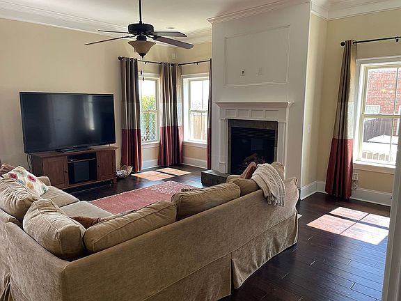 5th image of 422 Sydney Dr N