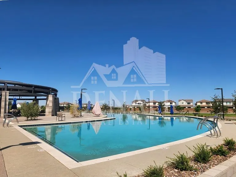 1447 E Flower St — Photo 36