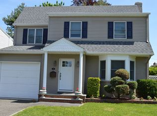 2 Surrey Rd, New Hyde Park, NY 11040