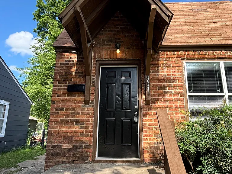 807 N Columbia Pl — Photo 2