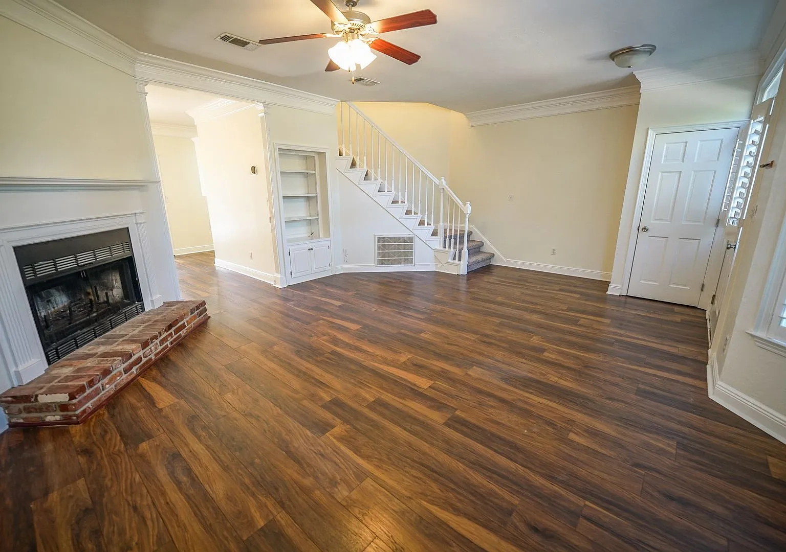 Spacious 2/2.5 Townhome! — Photo 2