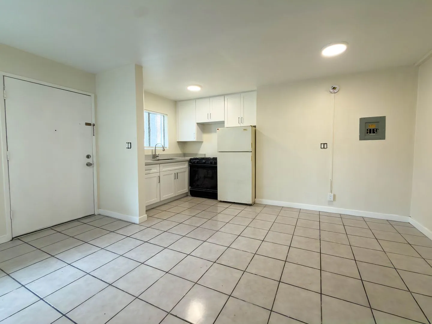 322 N Benton Way — Photo 3