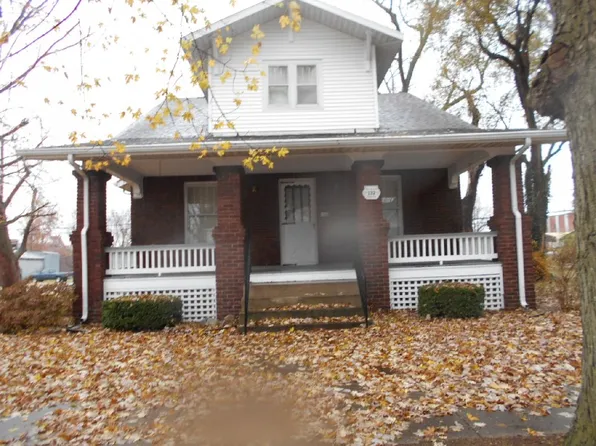 132 W 3rd St, Flora, IL 62839