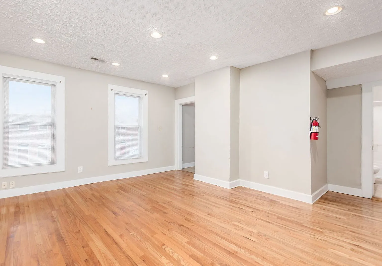 5 bed, 2.0 bath, $2,070 — Photo 2