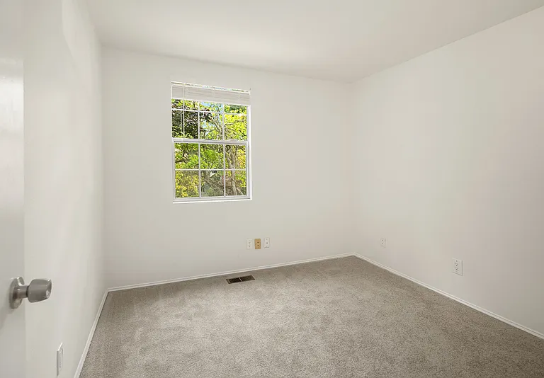 24105 SE 42nd St — Photo 16