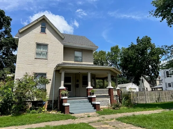 121 W White St, Clinton, IL 61727