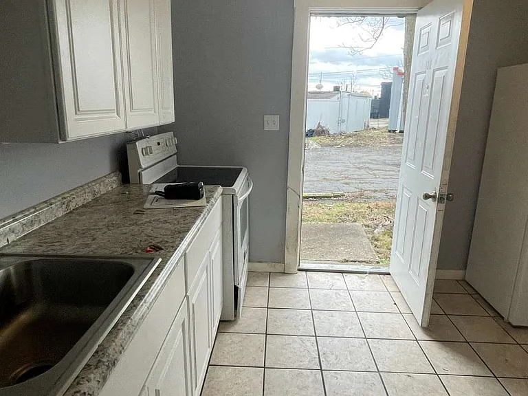139 N Water Ave #2 — Photo 15