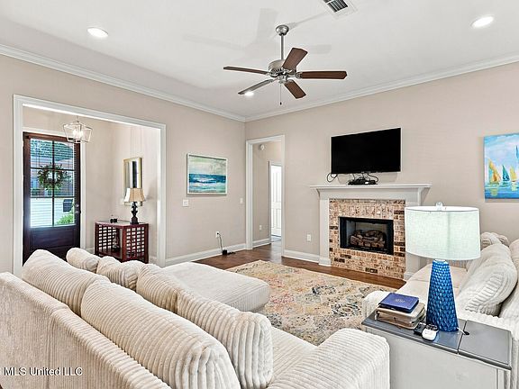 2nd image of 137 Hampton Rdg
