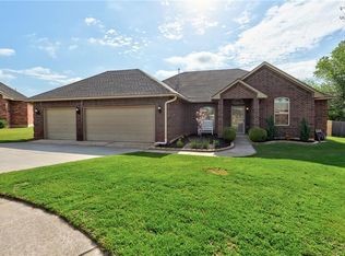824 SW 40th St, Moore, OK 73160