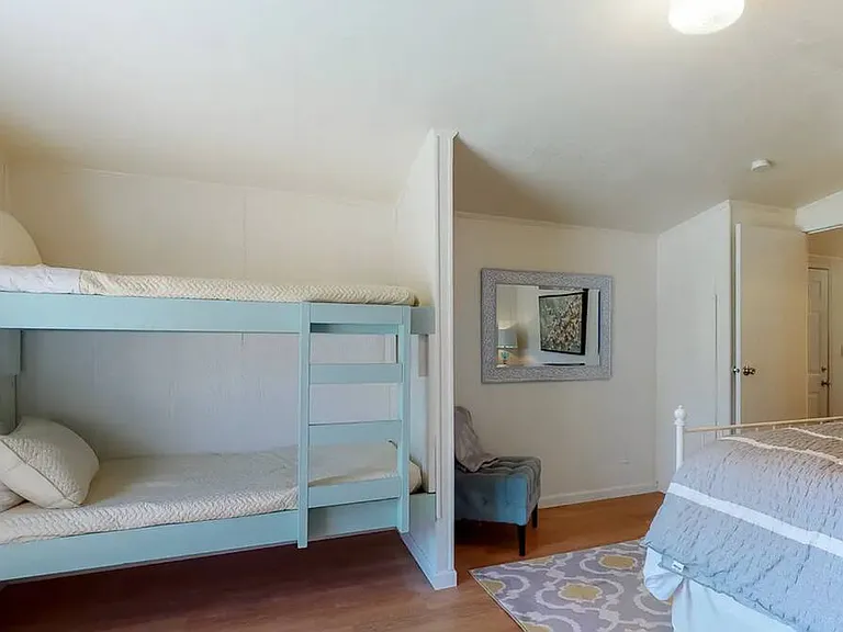 2400 Washington St — Photo 10