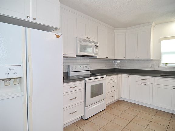 4th image of 400 East St
