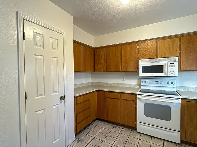 1041 Carmelita Dr — Photo 7