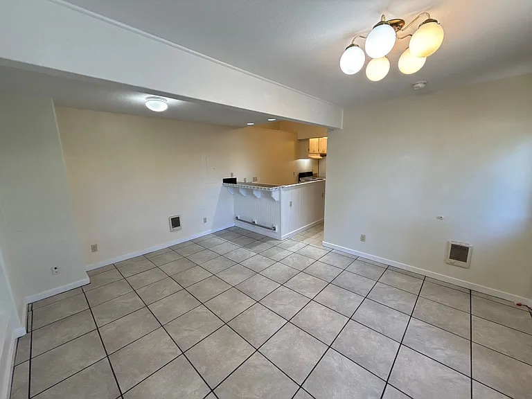 291 Clay St W #8 — Photo 2