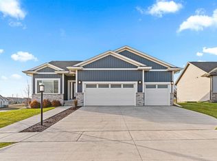 997 Thomas Cir, Tiffin, IA
