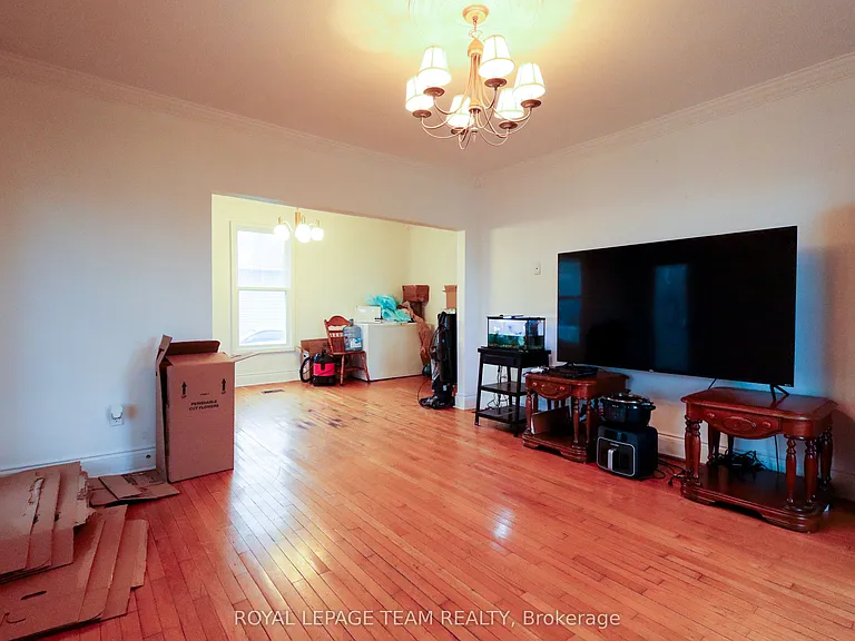 573 Main St W — Photo 3