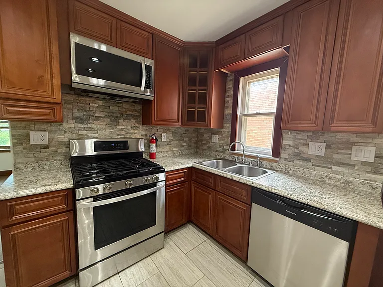 158 Frank St — Photo 1