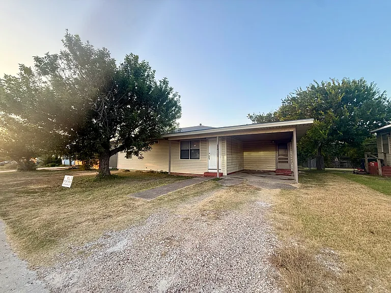 620 W Avenue B — Photo 40