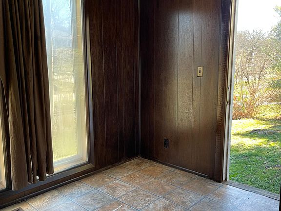 2nd image of 1015 W Elmwood Dr