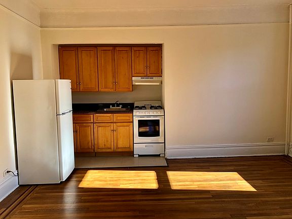 2nd image of 3115 21st Ave APT 3B