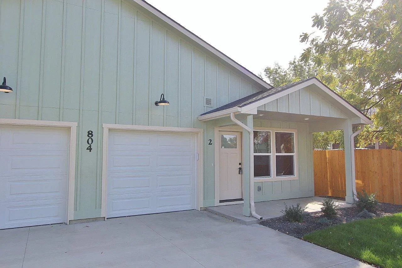 3 bed, 1091 sqft, $1,850 — Photo 1