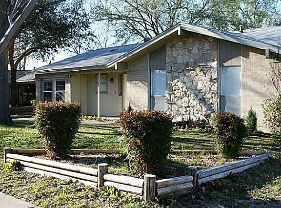 2nd image of 1501 Japonica Ln