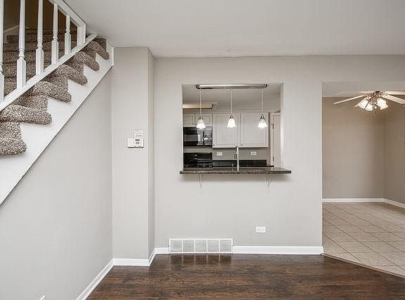 3rd image of 29W529 Winchester Cir S Unit 2
