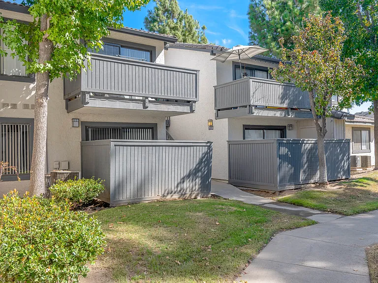 Shoreline Apartments — Photo 6