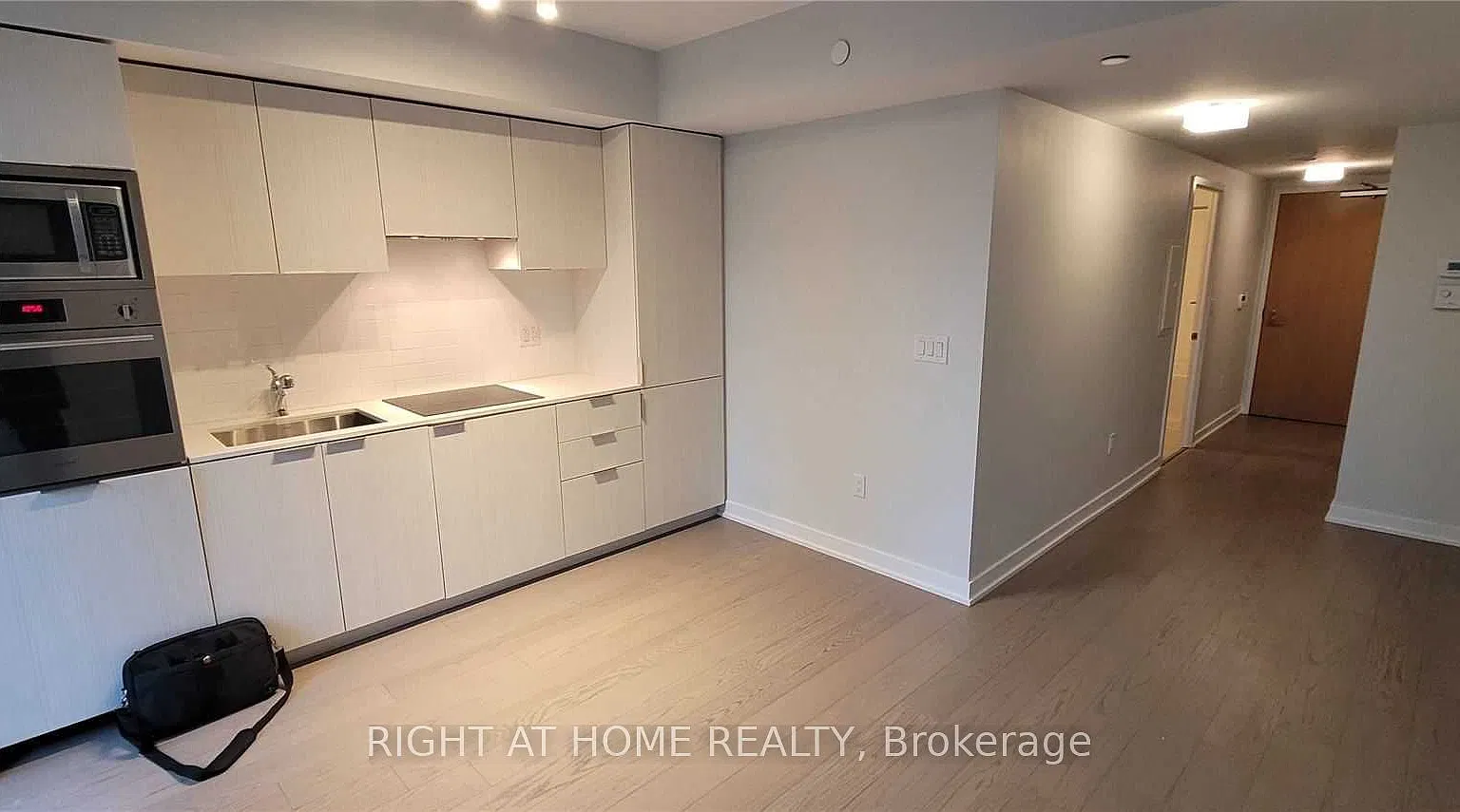 11 Wellesley St W — Photo 4