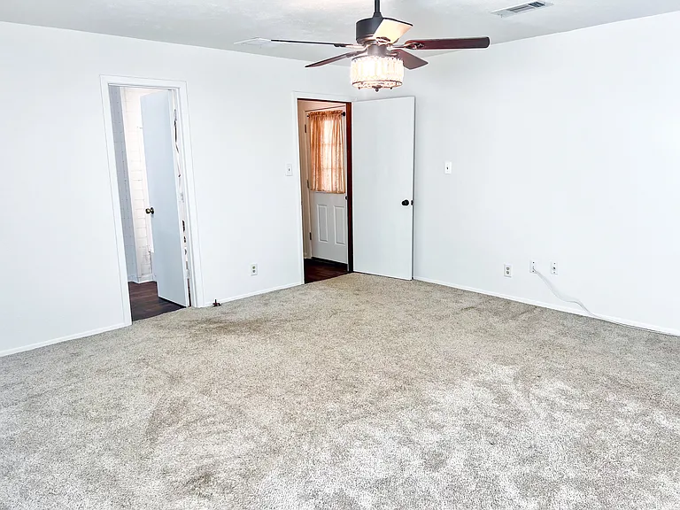 182 Douglas St — Photo 16