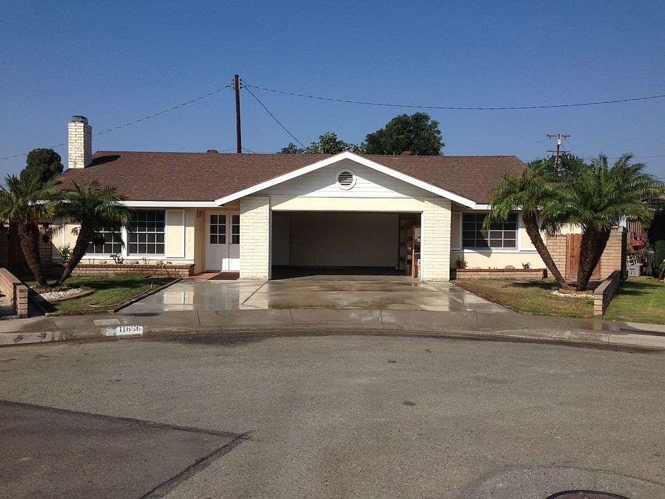 Front yard / Exterior