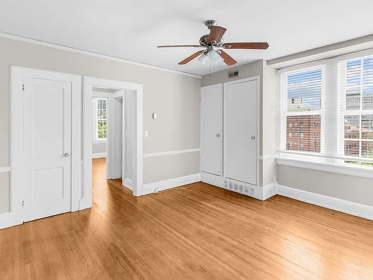 Charleston Court — Photo 17